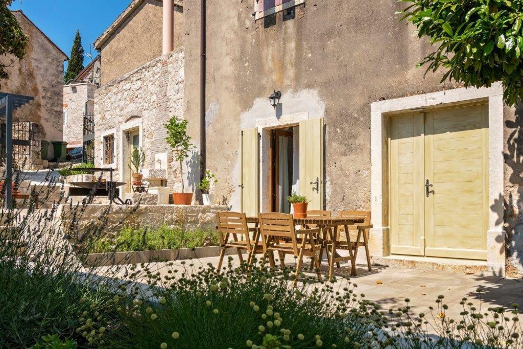 Old Town Studio And Apartment Врсар Экстерьер фото